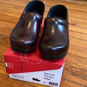 Sanita clogs- women’s size 40 (9)
